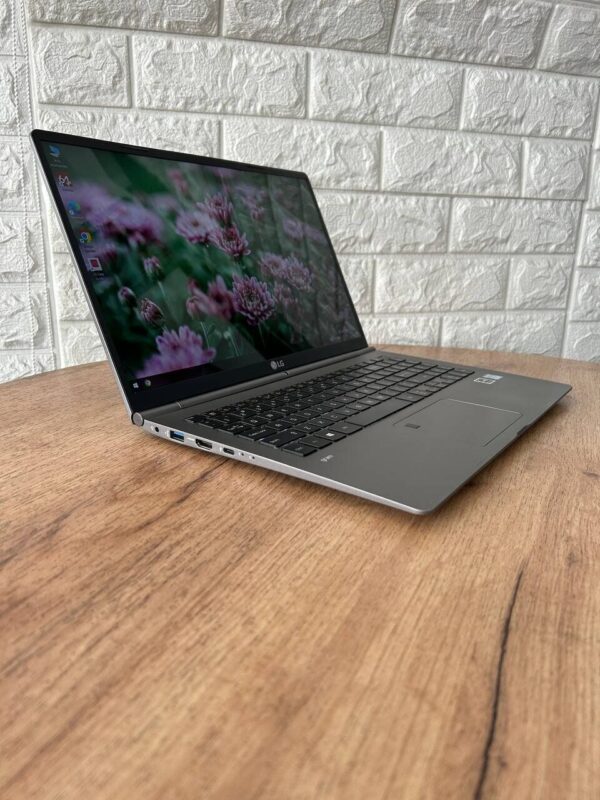 Ноутбук Б-клас LG Gram 15Z975 / 15.6" (1920x1080) IPS / Intel Core i7-8550U (4 (8) ядра по 1.8 - 4.0 GHz) / 8 GB DDR4 / 256 GB SSD M.2 / Intel UHD Graphics 620 / WebCam / HDMI - Зображення 4