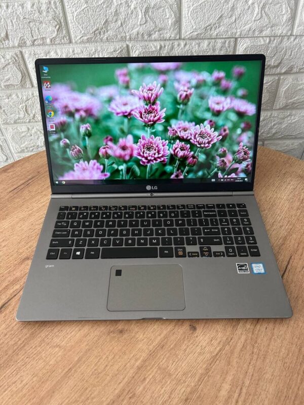 Ноутбук Б-клас LG Gram 15Z975 / 15.6" (1920x1080) IPS / Intel Core i7-8550U (4 (8) ядра по 1.8 - 4.0 GHz) / 8 GB DDR4 / 256 GB SSD M.2 / Intel UHD Graphics 620 / WebCam / HDMI - Зображення 2