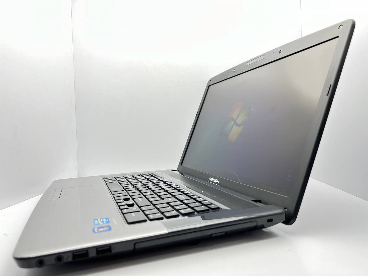 Ноутбук Б-клас Medion Akoya E7218 / 17.3" (1600x900) TN / Intel Core i3-2310M (2 (4) ядра по 2.1 GHz) / 4 GB DDR3 / 500 GB HDD / Intel HD Graphics 3000 / WebCam / USB 3.0 - Зображення 4