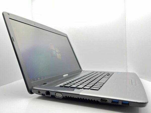 Ноутбук Б-клас Medion Akoya E7218 / 17.3" (1600x900) TN / Intel Core i3-2310M (2 (4) ядра по 2.1 GHz) / 4 GB DDR3 / 500 GB HDD / Intel HD Graphics 3000 / WebCam / USB 3.0 - Зображення 3