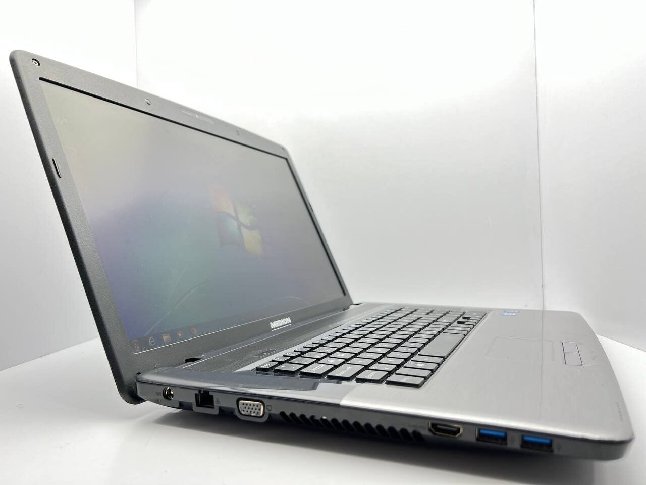 Ноутбук Б-клас Medion Akoya E7218 / 17.3" (1600x900) TN / Intel Core i3-2310M (2 (4) ядра по 2.1 GHz) / 4 GB DDR3 / 500 GB HDD / Intel HD Graphics 3000 / WebCam / USB 3.0 - Зображення 3