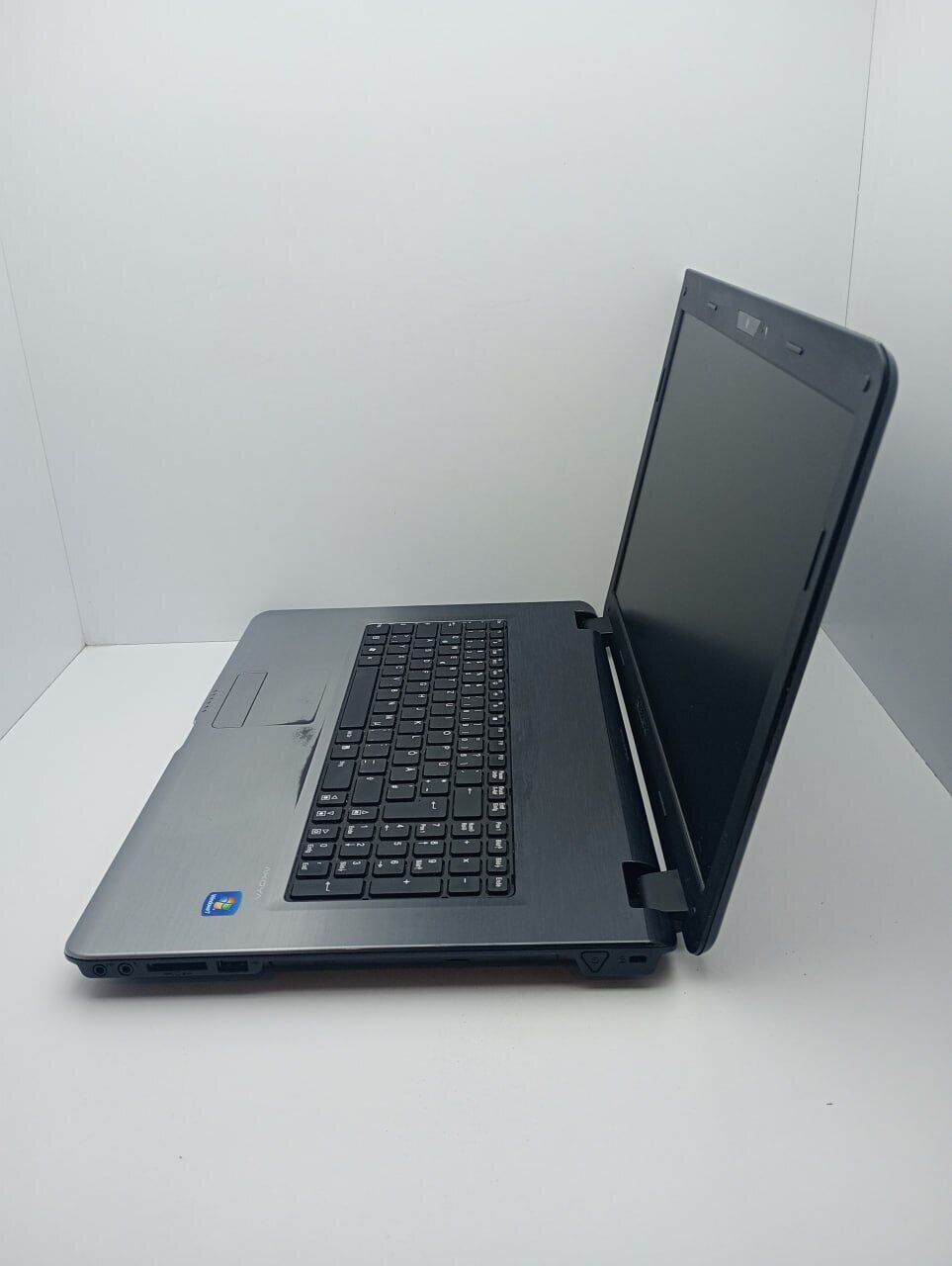 Ноутбук Б-клас Medion Akoya P7624 / 17.3" (1600х900) TN / Intel Core i3-2350M (2 (4) ядра по 2.3 GHz) / 6 GB DDR3 / 500 GB HDD / nVidia GeForce GT 630M, 1 GB DDR3, 128-bit / WebCam / АКБ не тримає - Зображення 6
