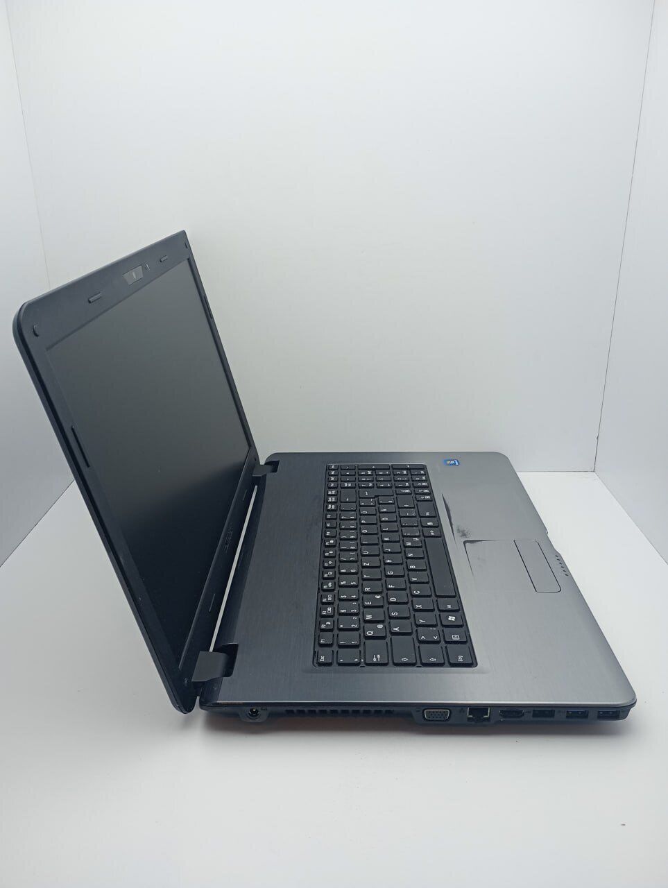 Ноутбук Б-клас Medion Akoya P7624 / 17.3" (1600х900) TN / Intel Core i3-2350M (2 (4) ядра по 2.3 GHz) / 6 GB DDR3 / 500 GB HDD / nVidia GeForce GT 630M, 1 GB DDR3, 128-bit / WebCam / АКБ не тримає - Зображення 5