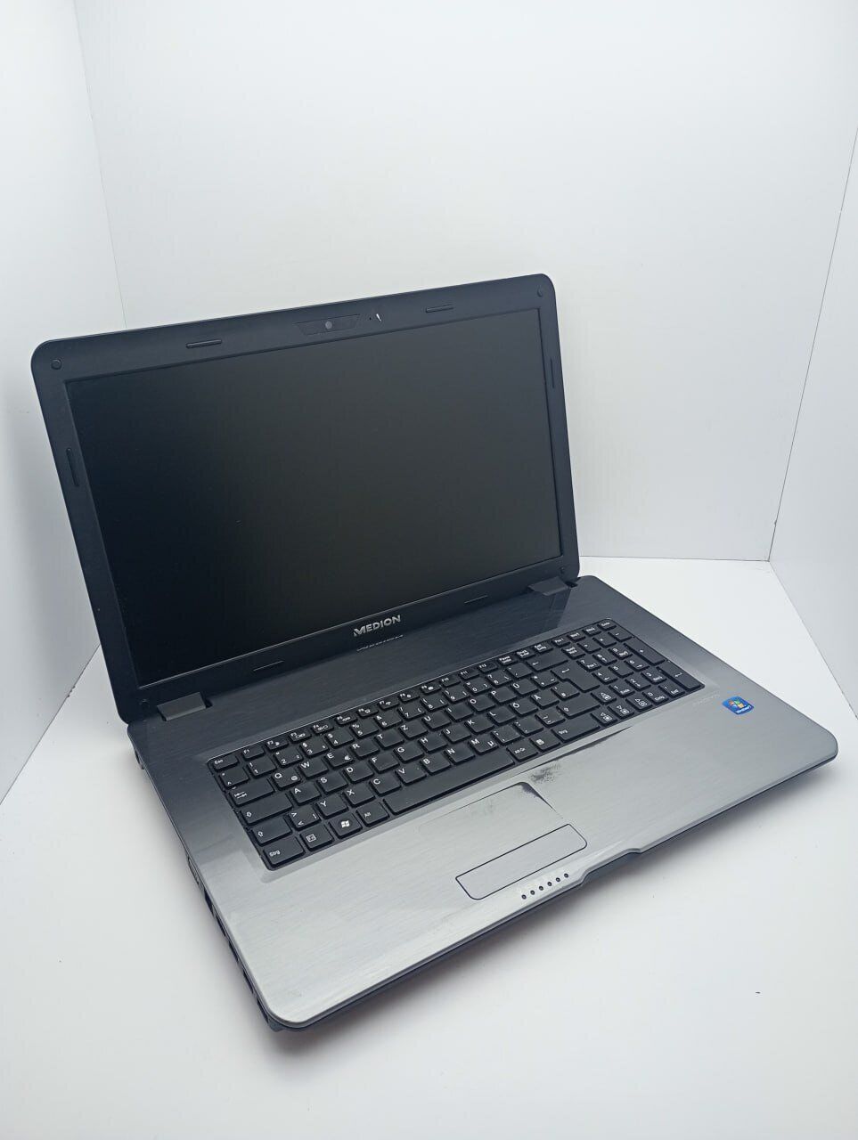 Ноутбук Б-клас Medion Akoya P7624 / 17.3" (1600х900) TN / Intel Core i3-2350M (2 (4) ядра по 2.3 GHz) / 6 GB DDR3 / 500 GB HDD / nVidia GeForce GT 630M, 1 GB DDR3, 128-bit / WebCam / АКБ не тримає - Зображення 3