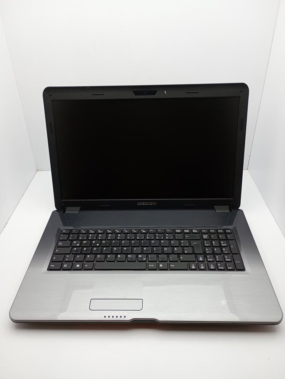 Ноутбук Б-клас Medion Akoya P7624 / 17.3" (1600х900) TN / Intel Core i3-2350M (2 (4) ядра по 2.3 GHz) / 6 GB DDR3 / 500 GB HDD / nVidia GeForce GT 630M, 1 GB DDR3, 128-bit / WebCam / АКБ не тримає - Зображення 2