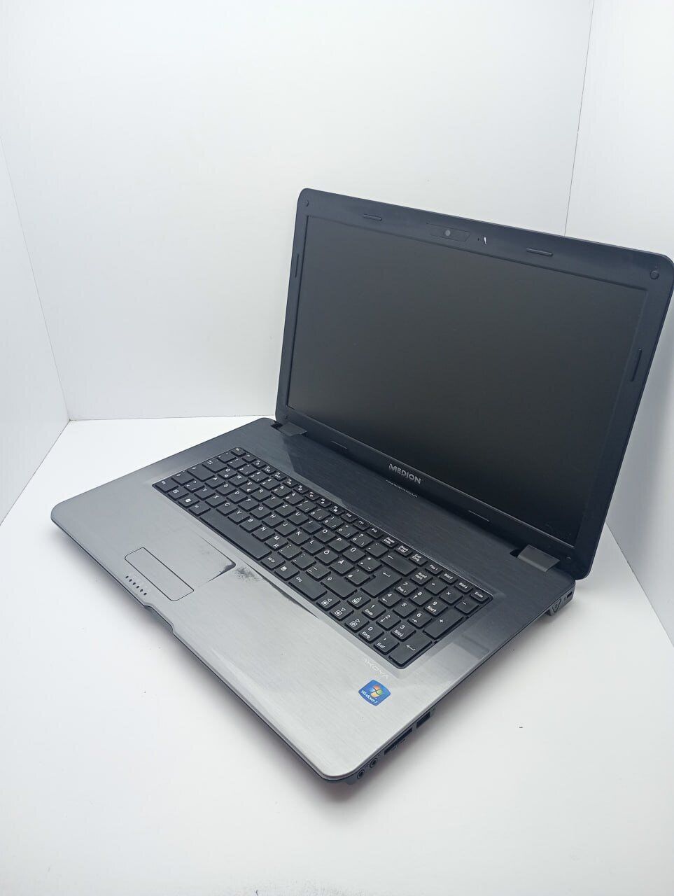 Ноутбук Б-клас Medion Akoya P7624 / 17.3" (1600х900) TN / Intel Core i3-2350M (2 (4) ядра по 2.3 GHz) / 6 GB DDR3 / 500 GB HDD / nVidia GeForce GT 630M, 1 GB DDR3, 128-bit / WebCam / АКБ не тримає - Зображення 4