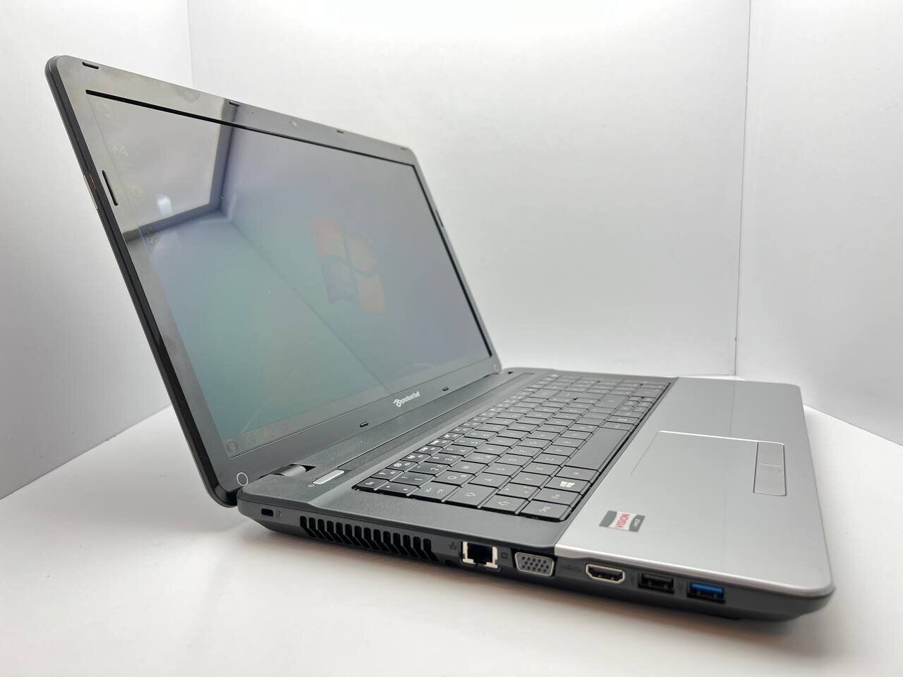 Ноутбук Б-клас Packard Bell EG70 / 17.3" (1600x900) TN / AMD E-300 (2 ядра по 1.3 GHz) / 4 GB DDR3 / 250 GB HDD / AMD Radeon HD 6310 Graphics / WebCam - Зображення 3