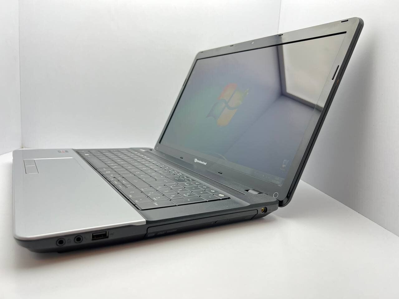 Ноутбук Б-клас Packard Bell EG70 / 17.3" (1600x900) TN / AMD E-300 (2 ядра по 1.3 GHz) / 4 GB DDR3 / 250 GB HDD / AMD Radeon HD 6310 Graphics / WebCam - Зображення 4