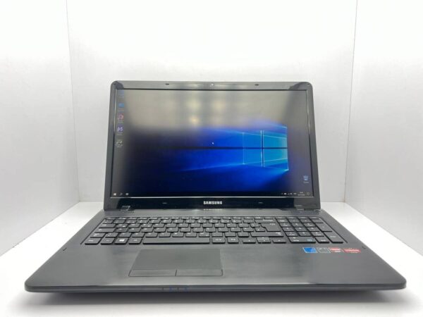 Ноутбук Б-клас Samsung NP355E7C / 17.3" (1600x900) TN / AMD A4-4300M (2 ядра по 2.5 - 3.0 GHz) / 8 GB DDR3 / 240 GB SSD / AMD Radeon HD 7420G Graphics / WebCam - Зображення 2
