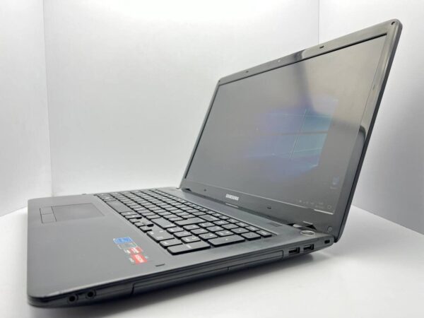 Ноутбук Б-клас Samsung NP355E7C / 17.3" (1600x900) TN / AMD A4-4300M (2 ядра по 2.5 - 3.0 GHz) / 8 GB DDR3 / 240 GB SSD / AMD Radeon HD 7420G Graphics / WebCam - Зображення 4