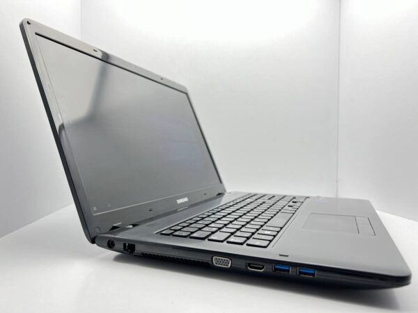Ноутбук Б-клас Samsung NP355E7C / 17.3" (1600x900) TN / AMD A4-4300M (2 ядра по 2.5 - 3.0 GHz) / 8 GB DDR3 / 240 GB SSD / AMD Radeon HD 7420G Graphics / WebCam - Зображення 3