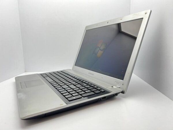 Ноутбук Б-клас Samsung RV513 / 15.6" (1366x768) TN / AMD E-450 (2 ядра по 1.65 GHz) / 4 GB DDR3 / 320 GB HDD / AMD Radeon HD6320 / WebCam - Зображення 4