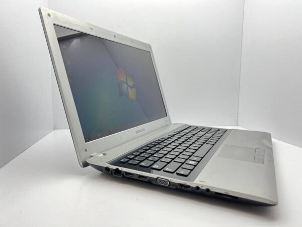 Ноутбук Б-клас Samsung RV513 / 15.6" (1366x768) TN / AMD E-450 (2 ядра по 1.65 GHz) / 4 GB DDR3 / 320 GB HDD / AMD Radeon HD6320 / WebCam - Зображення 3