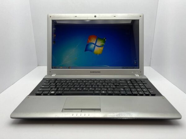 Ноутбук Б-клас Samsung RV513 / 15.6" (1366x768) TN / AMD E-450 (2 ядра по 1.65 GHz) / 4 GB DDR3 / 320 GB HDD / AMD Radeon HD6320 / WebCam - Зображення 2