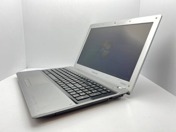 Ноутбук Б-клас Samsung RV515 / 15.6" (1366x768) TN / Intel Core i3-370M (2 (4) ядра по 2.4 GHz) / 4 GB DDR3 / 500 GB HDD / nVidia GeForce 315M, 512 MB GDDR3, 64-bit / WebCam - Зображення 4