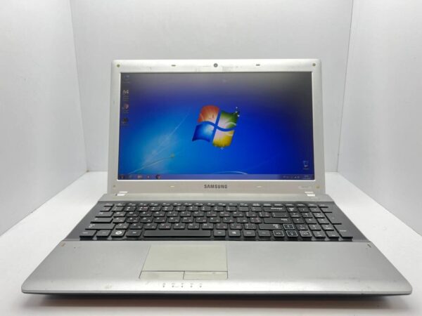 Ноутбук Б-клас Samsung RV515 / 15.6" (1366x768) TN / Intel Core i3-370M (2 (4) ядра по 2.4 GHz) / 4 GB DDR3 / 500 GB HDD / nVidia GeForce 315M, 512 MB GDDR3, 64-bit / WebCam - Зображення 2