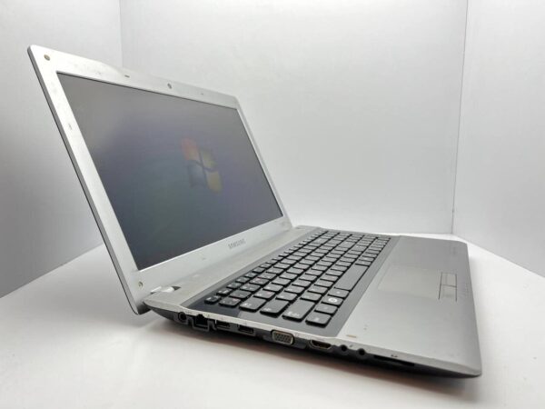 Ноутбук Б-клас Samsung RV515 / 15.6" (1366x768) TN / Intel Core i3-370M (2 (4) ядра по 2.4 GHz) / 4 GB DDR3 / 500 GB HDD / nVidia GeForce 315M, 512 MB GDDR3, 64-bit / WebCam - Зображення 3