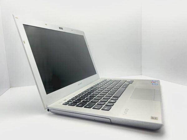 Ноутбук Б-клас Sony Vaio PCG-4251GM / 13.3" (1366x768) TN / Intel Core i5-2430M (2 (4) ядра по 2.4 - 3.0 GHz) / 6 GB DDR3 / 240 GB SSD / Intel HD Graphics 3000 / WebCam / Без АКБ - Зображення 3