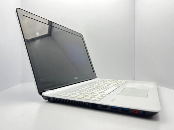 Ноутбук Б-клас Sony Vaio SVF152C29M / 15.6" (1366x768) TN / Intel Pentium 2117U (2 ядра по 1.8 GHz) / 4 GB DDR3 / 320 GB HDD / Intel HD Graphics 2500 / WebCam - Зображення 3