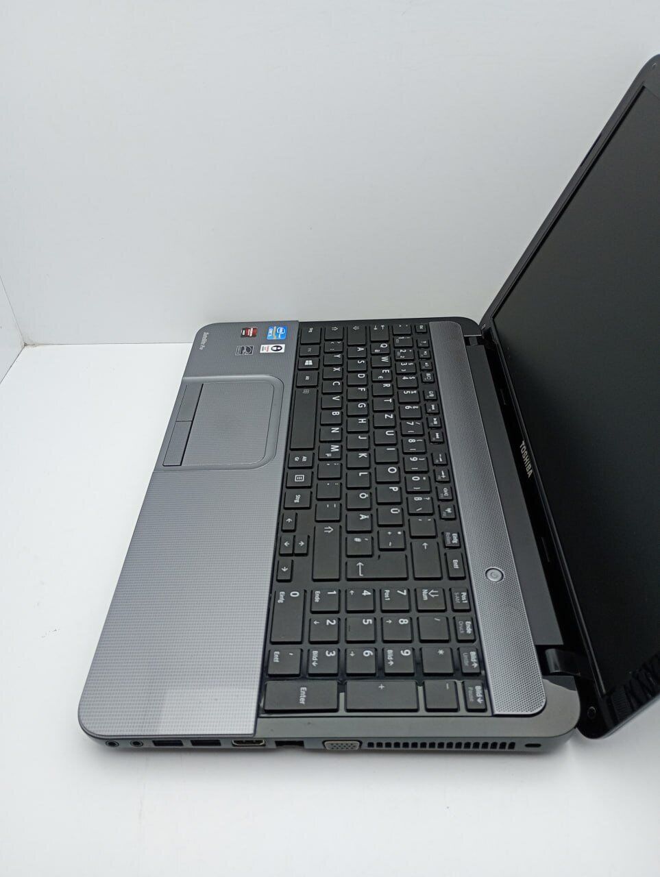 Ноутбук Б-класс Toshiba L850 / 15.6" (1366x768) TN / Intel Core i5-3210M (2 (4) ядра по 2.5 - 3.1 GHz) / 6 GB DDR3 / 1000 GB HDD / AMD Radeon HD 7600M, 1 GB GDDR3, 64-bit / WebCam - Зображення 8