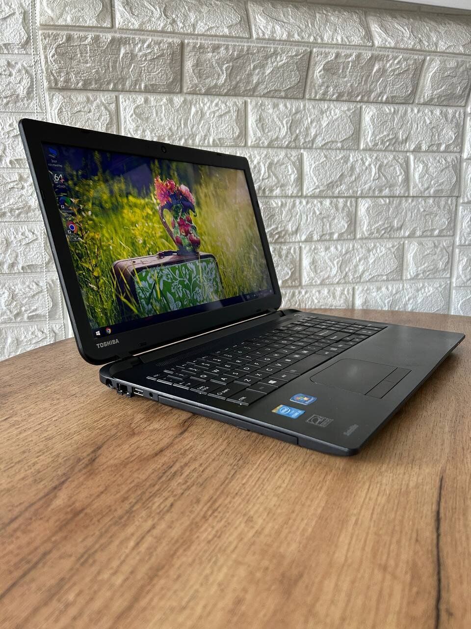 Ноутбук Б-клас Toshiba Satelilte C55 / 15.6" (1366x768) TN / Intel Core i3-4005U (2 (4) ядра по 1.7 GHz) / 4 GB DDR3 / 120 GB SSD / Intel HD Graphics 4400 / WebCam / HDMI - Зображення 4