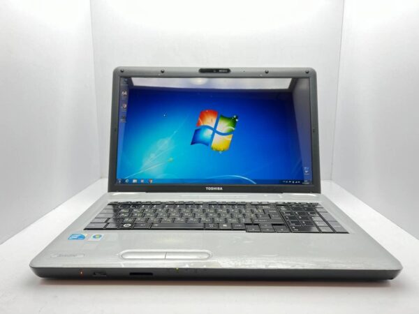 Ноутбук Б-клас Toshiba Satellite L550 / 17.3" (1600x900) TN / Intel Core 2 Duo T6500 (2 ядра по 2.1 GHz) / 4 GB DDR2 / 250 GB HDD / ATI Mobility Radeon HD 4530, 512 MB DDR3, 64-bit / WebCam - Зображення 2