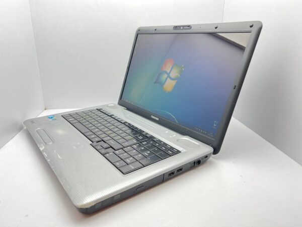 Ноутбук Б-клас Toshiba Satellite L550 / 17.3" (1600x900) TN / Intel Core 2 Duo T6500 (2 ядра по 2.1 GHz) / 4 GB DDR2 / 250 GB HDD / ATI Mobility Radeon HD 4530, 512 MB DDR3, 64-bit / WebCam - Зображення 4