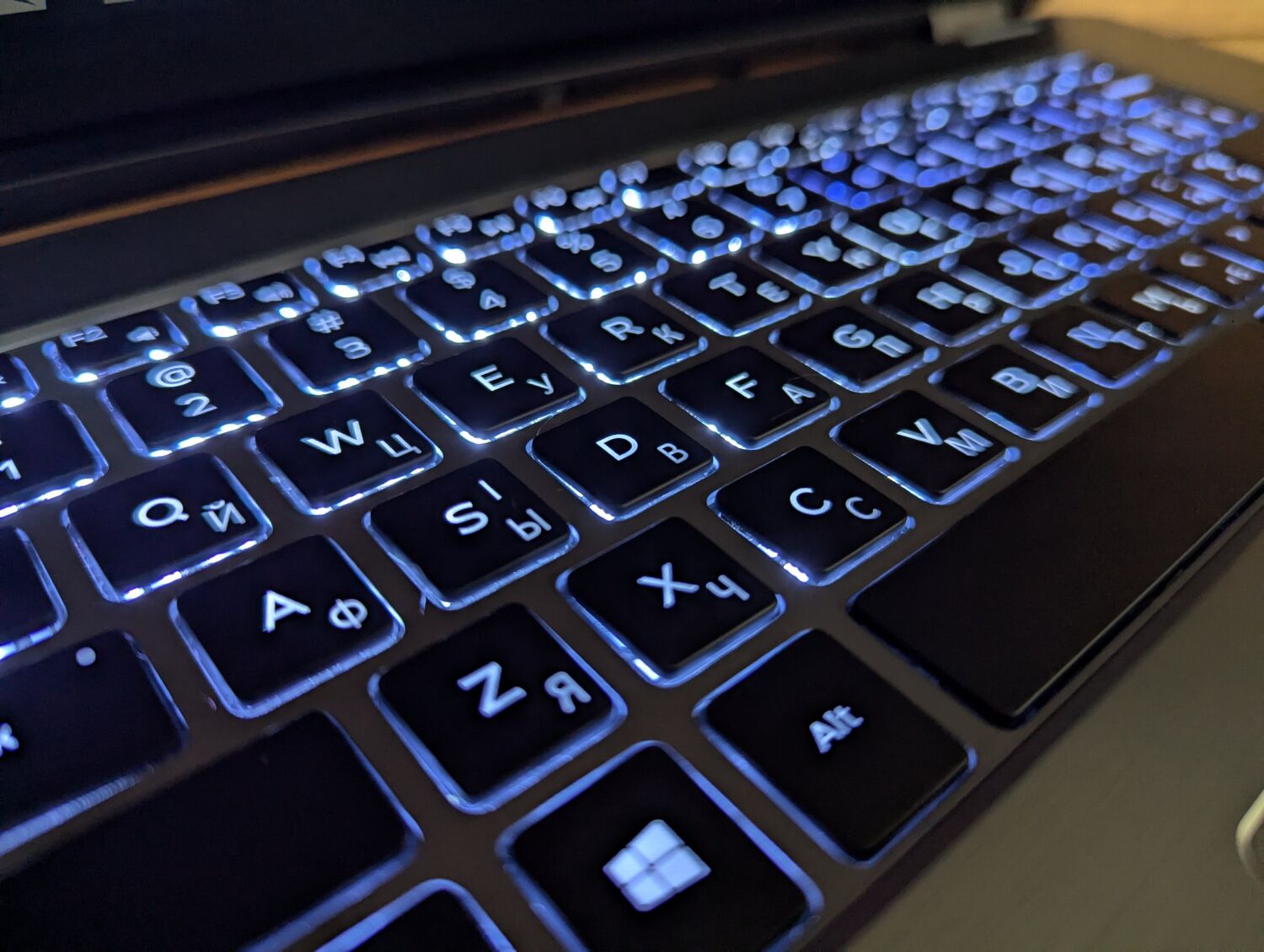 Ноутбук Б-клас Dell Inspiron 15-7568 / 15.6" (1920x1080) IPS / Intel Core i5-6200U (2 (4) ядра по 2.3 - 2.8 GHz) / 8 GB DDR3 / 240 GB SSD / Intel HD Graphics 520 / WebCam / Windows 10 - Зображення 6