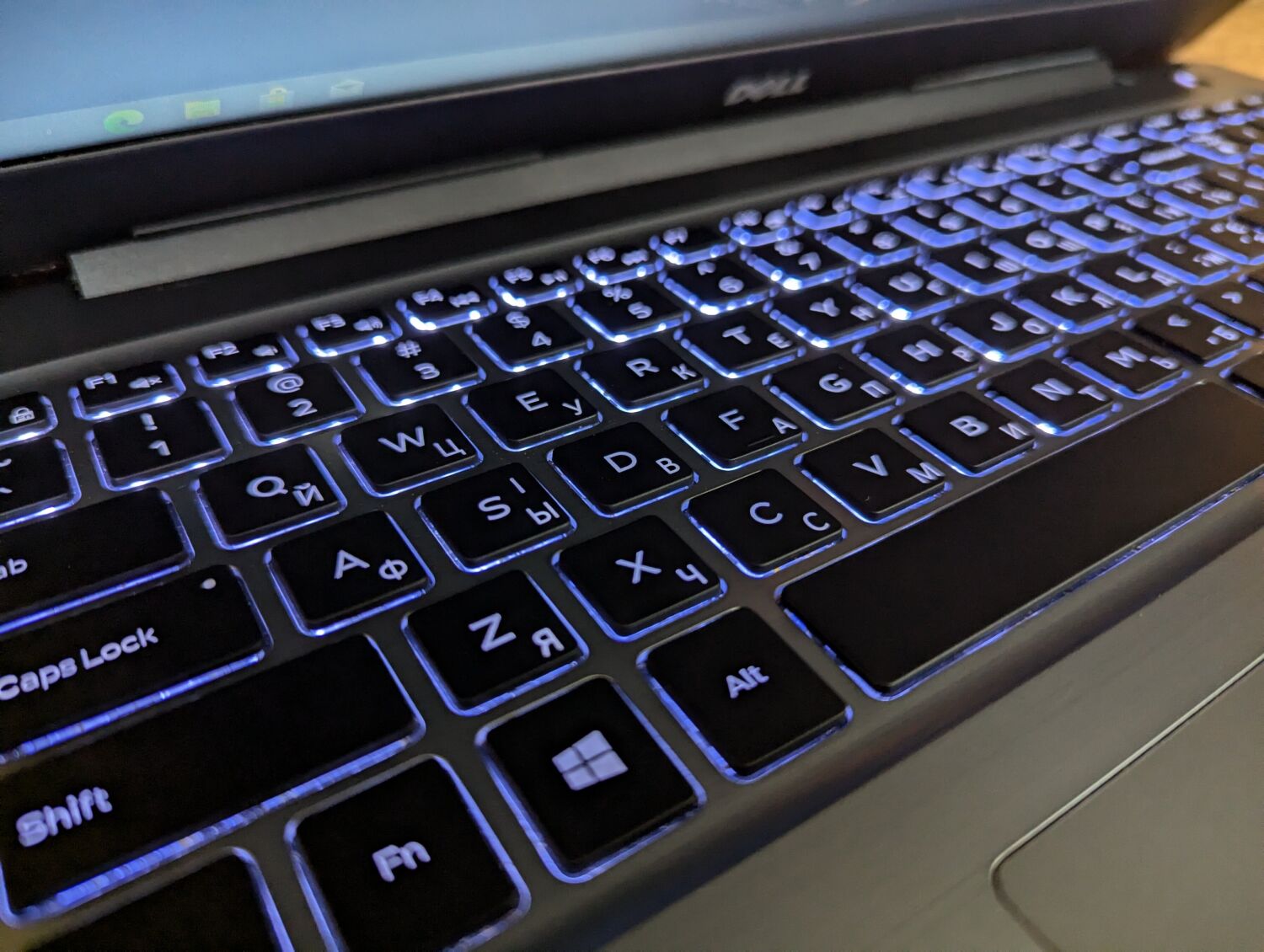 Ноутбук Dell Inspiron 5567 / 15.6" (1920x1080) IPS / Intel Core i7-7500U (2 (4) ядра по 2.7 - 3.5 GHz) / 16 GB DDR4 / 480 GB SSD / AMD Radeon R7 M445, 4 GB GDDR5, 64-bit / WebCam / Windows 10 - Зображення 6