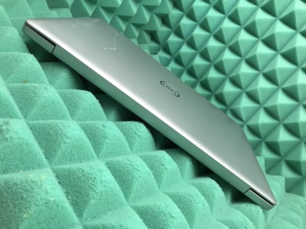Ноутбук Dell Inspiron 5570 / 15.6" (1920x1080) TN / Intel Core i5-8250U (4 (8) ядра по 1.6 - 3.4 GHz) / 8 GB DDR4 / 256 GB SSD / Intel UHD Graphics 620 / WebCam / USB 3.1 / HDMI / Windows 10 ліцензія - Зображення 8