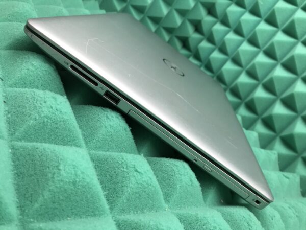 Ноутбук Dell Inspiron 5570 / 15.6" (1920x1080) TN / Intel Core i5-8250U (4 (8) ядра по 1.6 - 3.4 GHz) / 8 GB DDR4 / 256 GB SSD / Intel UHD Graphics 620 / WebCam / USB 3.1 / HDMI / Windows 10 ліцензія - Зображення 7