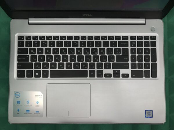 Ноутбук Dell Inspiron 5570 / 15.6" (1920x1080) TN / Intel Core i5-8250U (4 (8) ядра по 1.6 - 3.4 GHz) / 8 GB DDR4 / 256 GB SSD / Intel UHD Graphics 620 / WebCam / USB 3.1 / HDMI / Windows 10 ліцензія - Зображення 3