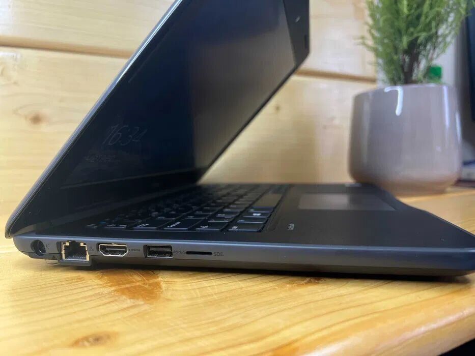 Ноутбук Dell Latitude 3380 / 13.3" (1366x768) TN / Intel Core i3-6006U (2 (4) ядра по 2.0 GHz) / 8 GB DDR4 / 128 GB SSD / Intel HD Graphics 520 / WebCam / HDMI / Windows 10 Pro - Зображення 3