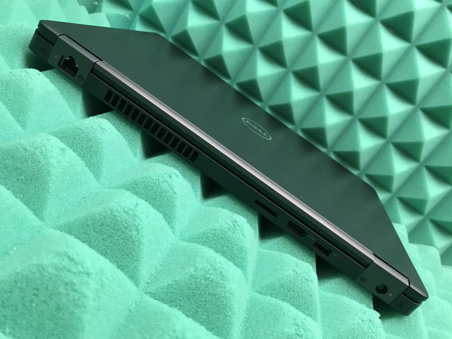 Ноутбук Dell Latitude 5490 / 14" (1366x768) TN / Intel Core i5-7300U (2 (4) ядра по 2.6 - 3.5 GHz) / 8 GB DDR4 / 256 GB SSD / Intel HD Graphics 620 / WebCam / USB 3.1 / HDMI / Windows 10 ліцензія - Зображення 9