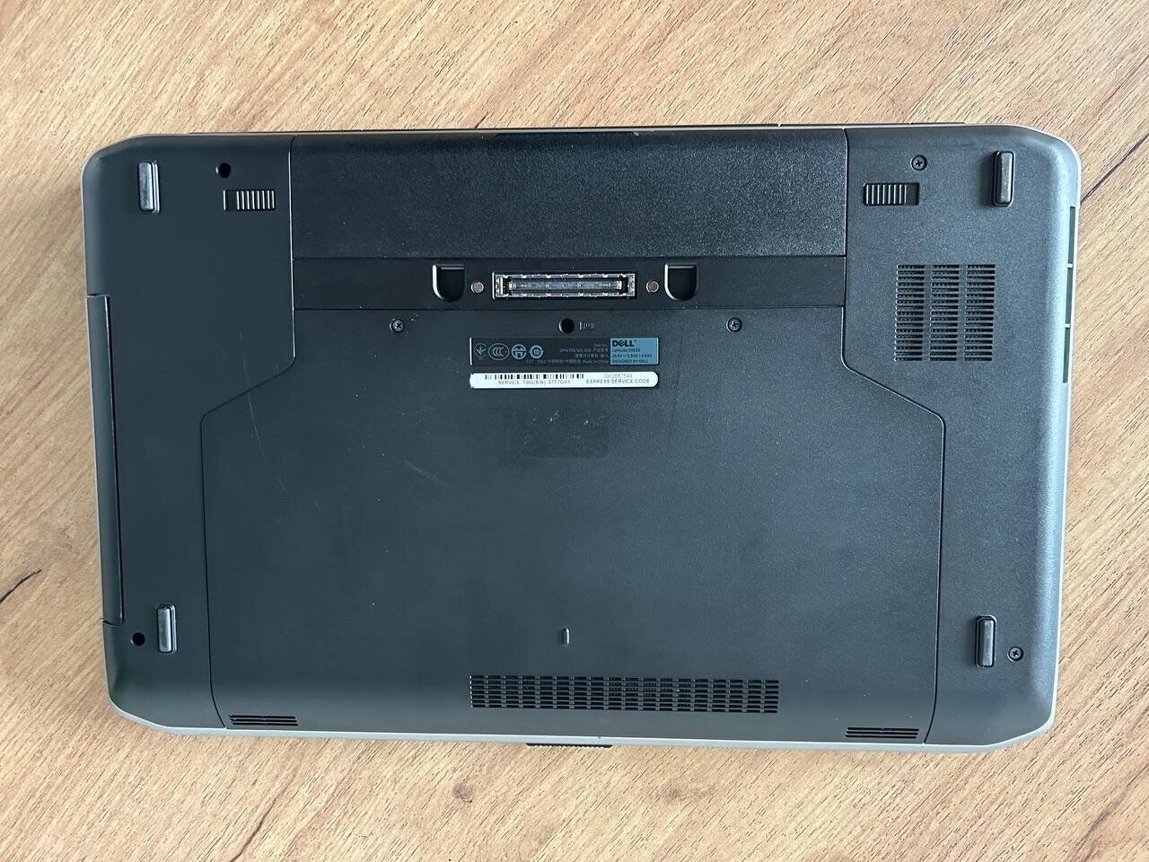 Ноутбук Dell Latitude E5530 / 15.6" (1366x768) TN / Intel Core i5-3210M (2 (4) ядра по 2.5 - 3.1 GHz) / 4 GB DDR3 / 120 GB SSD / Intel HD Graphics 4000 / VGA - Зображення 8