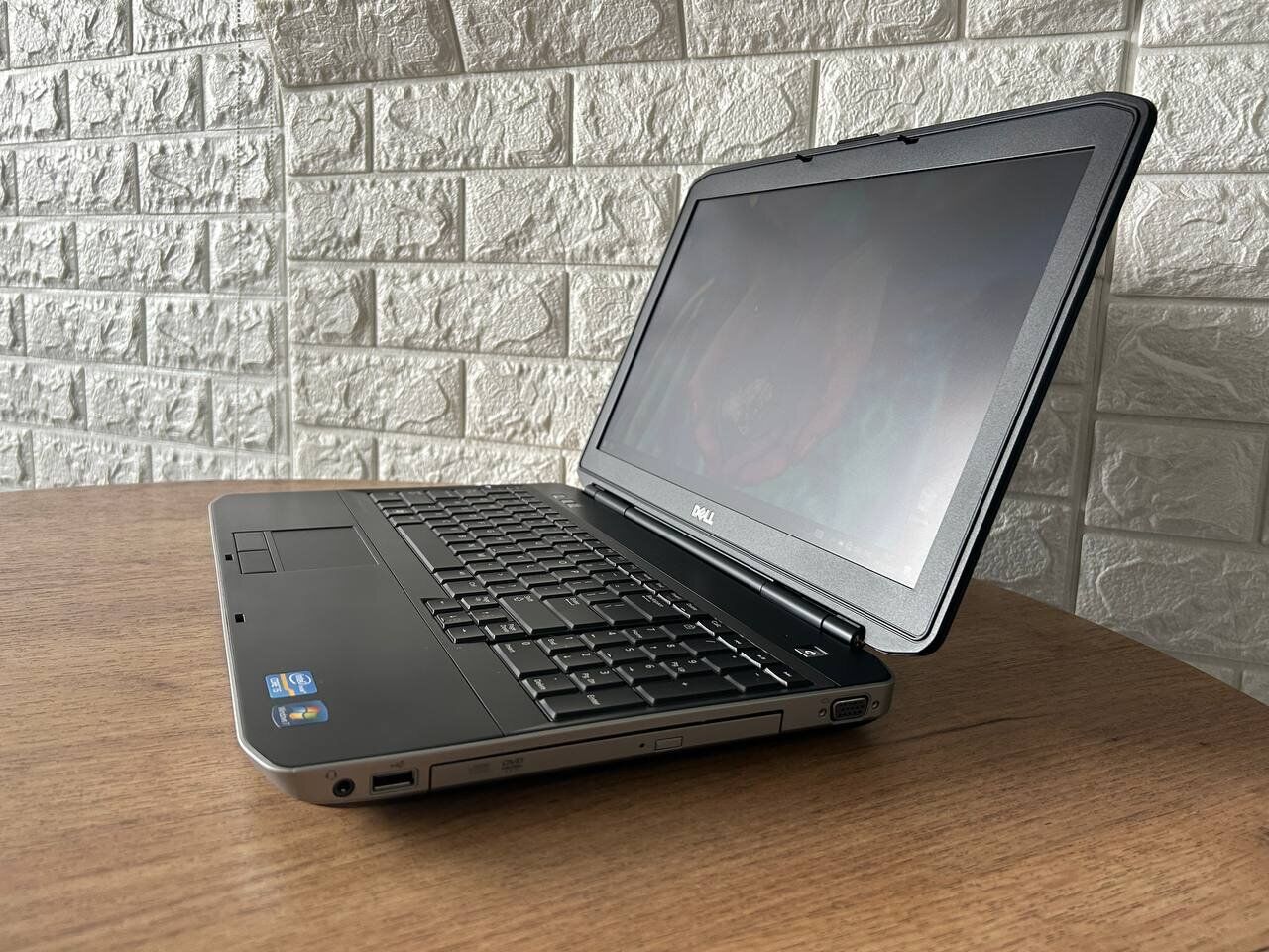 Ноутбук Dell Latitude E5530 / 15.6" (1366x768) TN / Intel Core i5-3210M (2 (4) ядра по 2.5 - 3.1 GHz) / 4 GB DDR3 / 120 GB SSD / Intel HD Graphics 4000 / VGA - Зображення 5