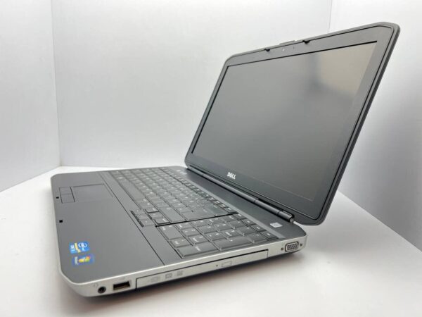 Ноутбук Dell Latitude E5530 / 15.6" (1920x1080) IPS / Intel Core i3-2350M (2 (4) ядра по 2.3 GHz) / 6 GB DDR3 / 640 GB HDD / Intel HD Graphics 3000 / WebCam / АКБ не тримає - Зображення 4