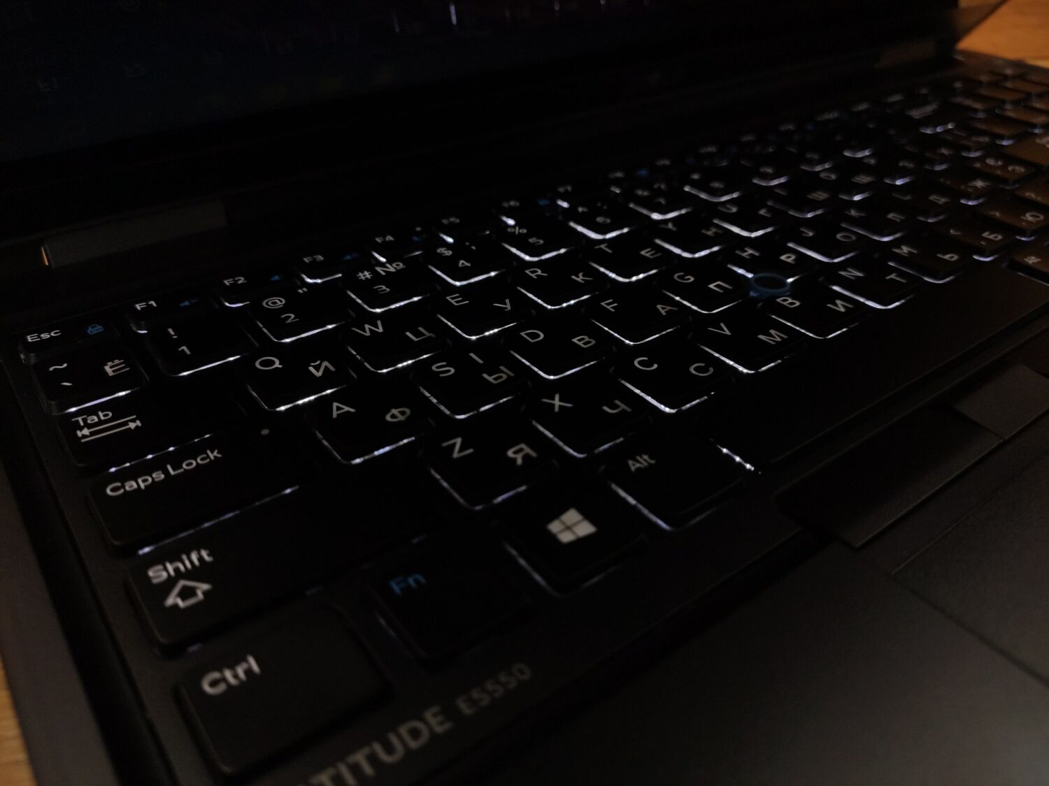 Ноутбук Б-клас Dell Latitude E5550 / 15.6" (1366x768) TN Touch / Intel Core i5-5300U (2 (4) ядра по 2.3 - 2.9 GHz) / 8 GB DDR3 / 256 GB SSD / Intel HD Graphics 5500 / WebCam / Windows 10 - Зображення 8