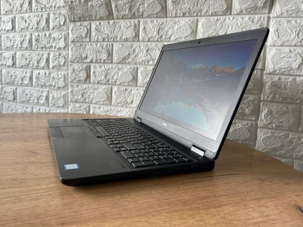 Ноутбук Dell Latitude E5580 / 15.6" (1920x1080) IPS / Intel Core i5-6300U (2 (4) ядра по 2.4 - 3.0 GHz) / 8 GB DDR4 / 256 GB SSD / Intel HD Graphics 620 / WebCam / HDMI - Зображення 6