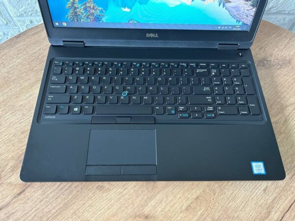 Ноутбук Dell Latitude E5580 / 15.6" (1920x1080) IPS / Intel Core i5-6300U (2 (4) ядра по 2.4 - 3.0 GHz) / 8 GB DDR4 / 256 GB SSD / Intel HD Graphics 620 / WebCam / HDMI - Зображення 4