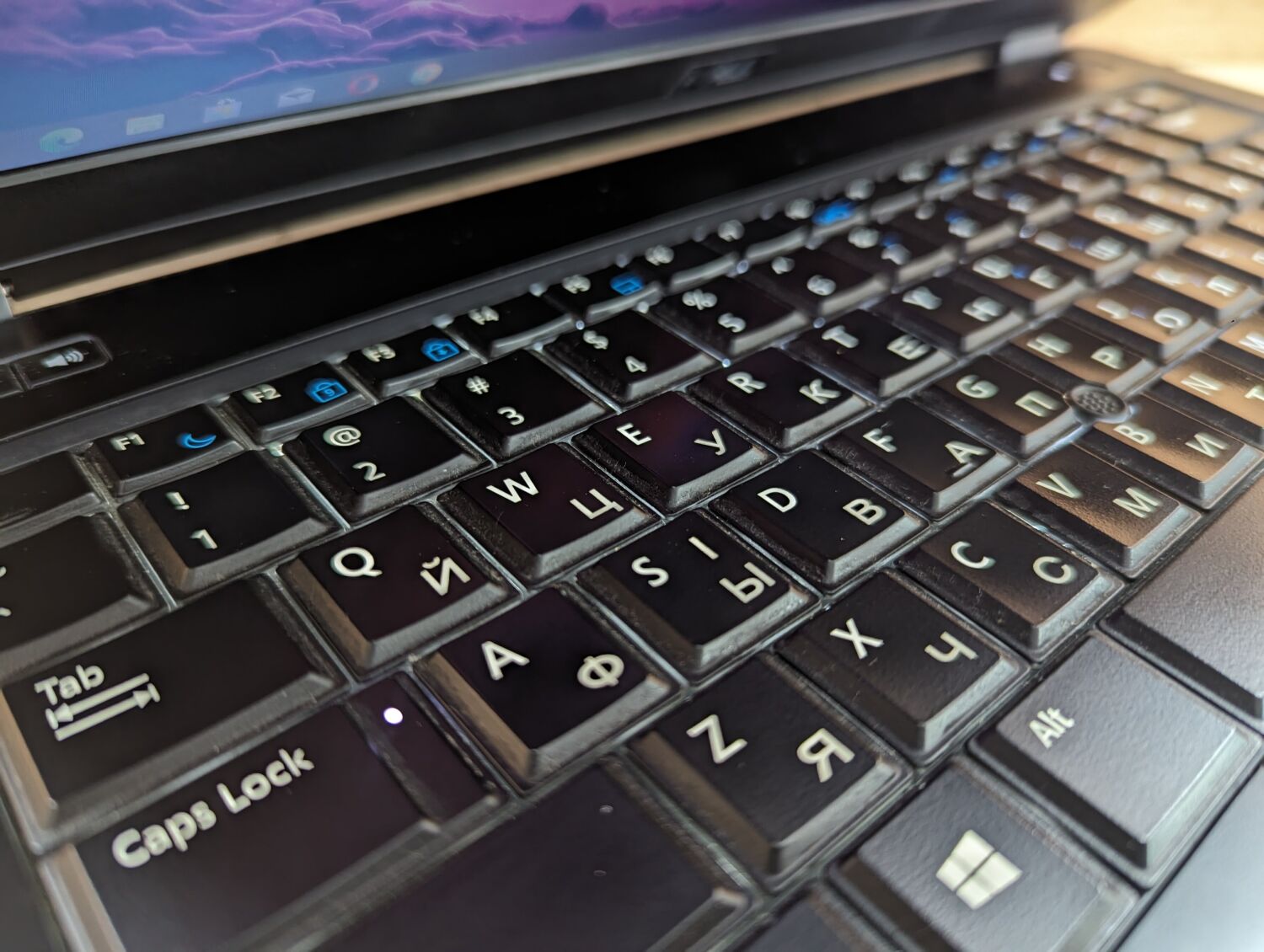 Ноутбук Б-клас Dell Latitude E6440 / 14" (1600x900) TN / Intel Core i5-4300M (2 (4) ядра по 2.6 - 3.3 GHz) / 8 GB DDR3 / 256 GB SSD / Intel HD Graphic 4600 / WebCam / Windows 10 - Зображення 8