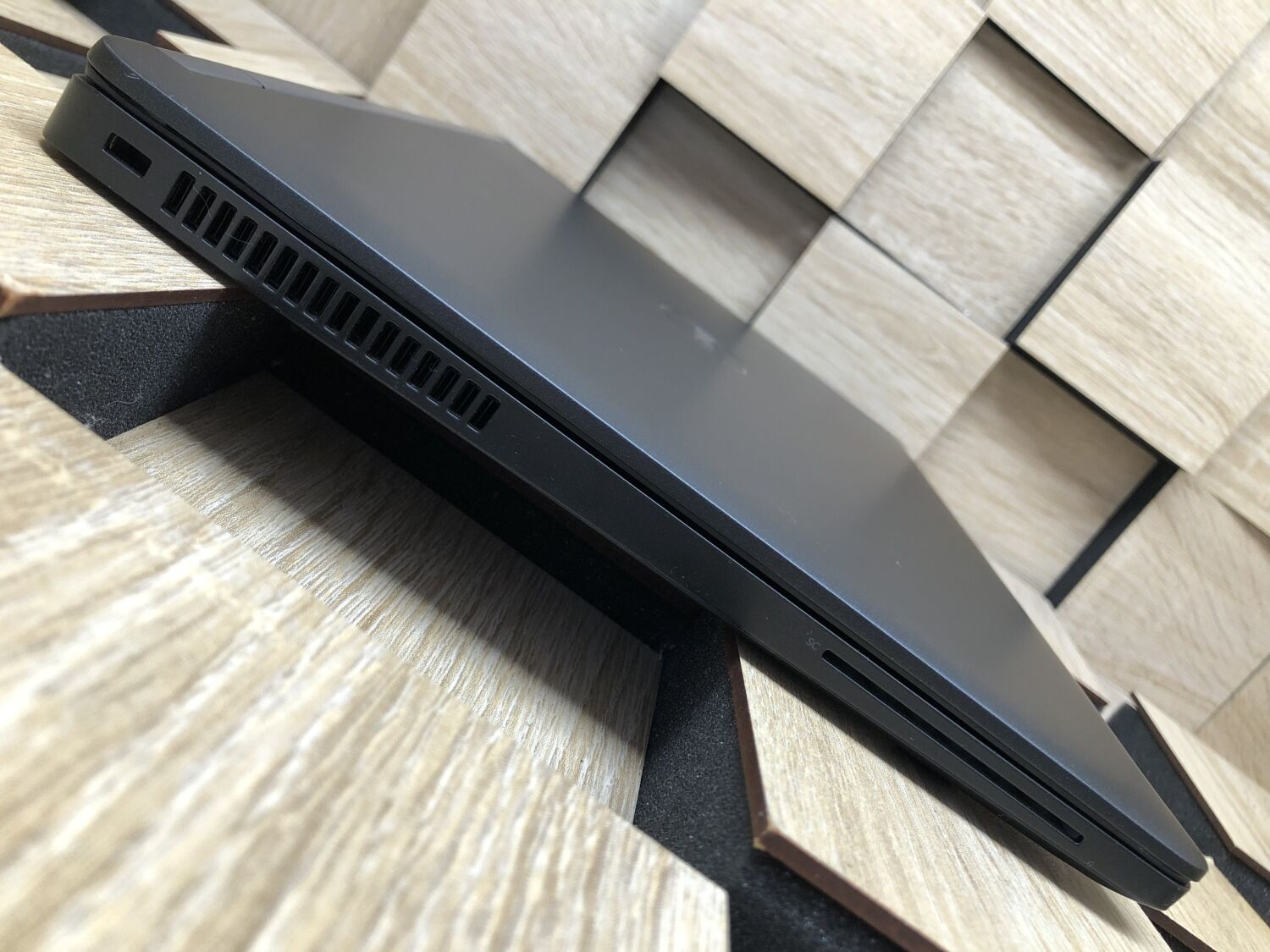 Ультрабук Dell Latitude E7470 / 14" (1920x1080) IPS / Intel Core i5-6300U (2 (4) ядра по 2.4 - 3.0 GHz) / 8 GB DDR4 / 256 GB SSD M.2 / Intel HD Graphics 520 / WebCam - Зображення 5