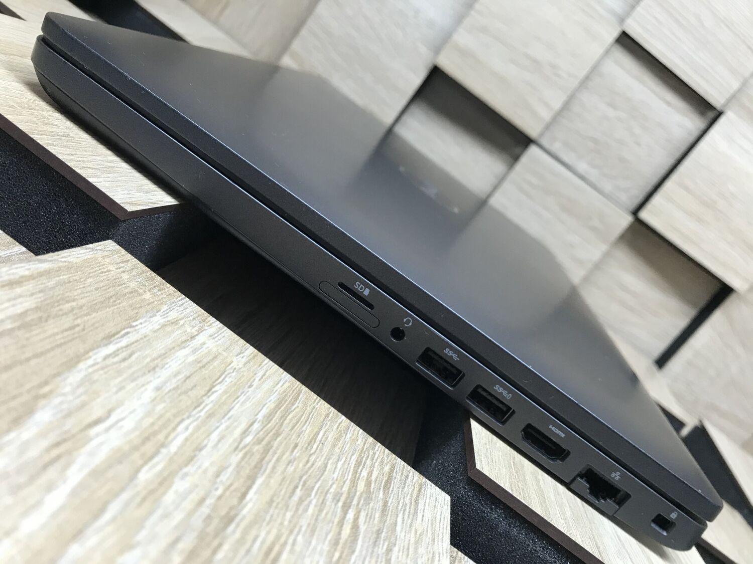 Ноутбук Dell Precision 3540 / 15.6" (1366x768) TN / Intel Core i5-8365U (4 (8) ядра по 1.6 - 4.1 GHz) / 8 GB DDR4 / 240 GB SSD M.2 / Intel UHD Graphics 620 / WebCam / Fingerprint / HDMI / Windows 10 ліцензія - Зображення 6