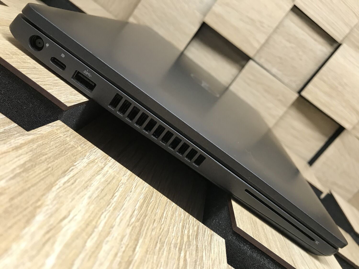 Ноутбук Dell Precision 3540 / 15.6" (1366x768) TN / Intel Core i5-8365U (4 (8) ядра по 1.6 - 4.1 GHz) / 8 GB DDR4 / 240 GB SSD M.2 / Intel UHD Graphics 620 / WebCam / Fingerprint / HDMI / Windows 10 ліцензія - Зображення 5