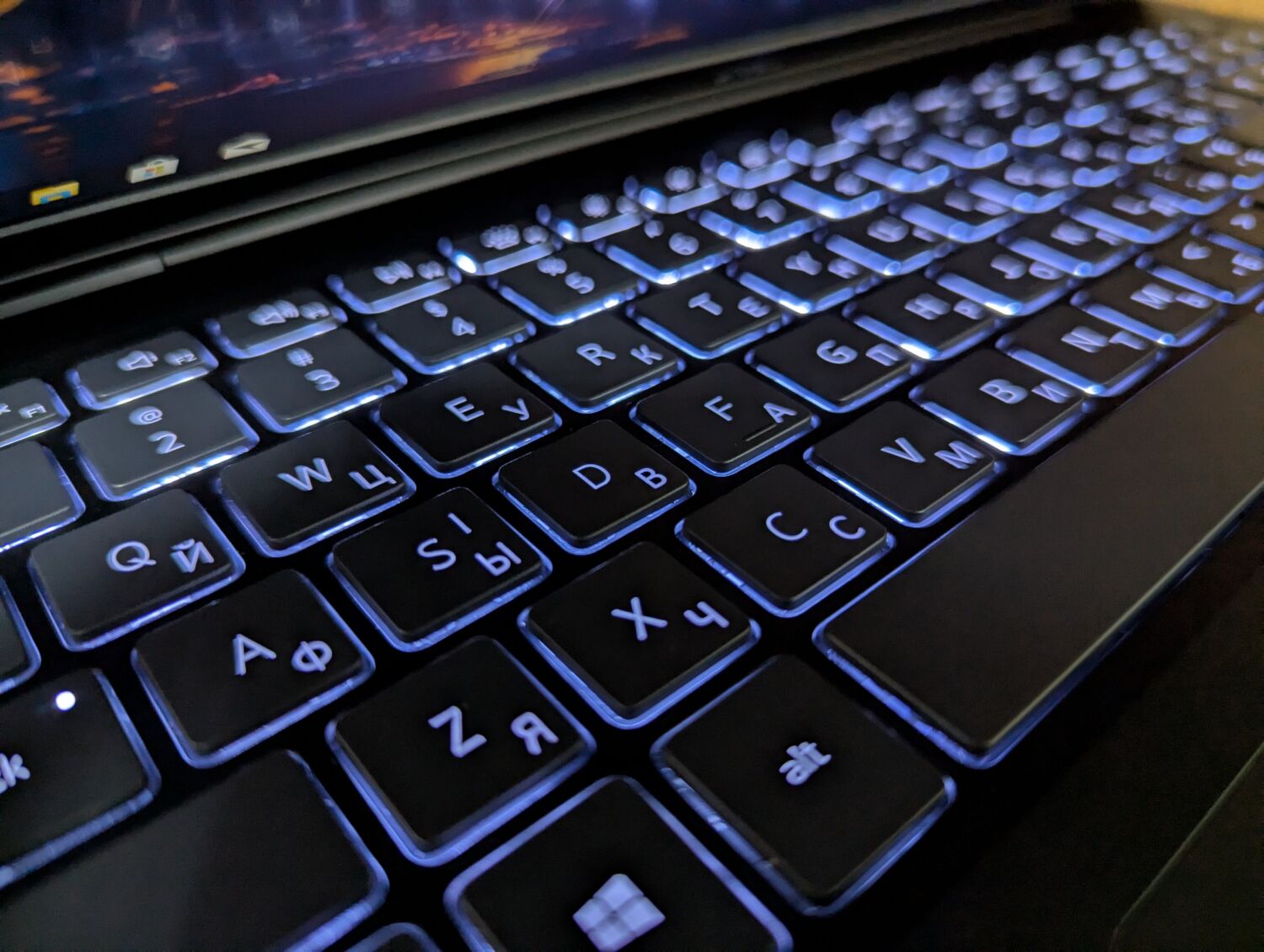 Ноутбук Dell Vostro 5590 / 15.6" (1920x1080) IPS / Intel Core i7-10510U (4 (8) ядра по 1.8 - 4.9 GHz) / 16 GB DDR4 / 512 GB SSD / nVidia GeForce MX250, 2 GB GDDR5, 64-bit / WebCam / Windows 10 - Зображення 6