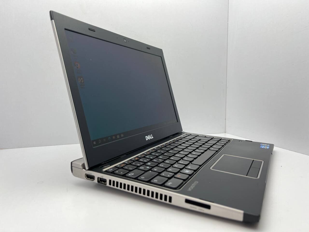 Ноутбук Dell Vostro v132 / 13.3" (1366x768) TN / Intel Core i5-2430M (2 (4) ядра по 2.4 - 3.0 GHz) / 4 GB DDR3 / 120 GB SSD / Intel HD Graphics 3000 / WebCam - Зображення 3