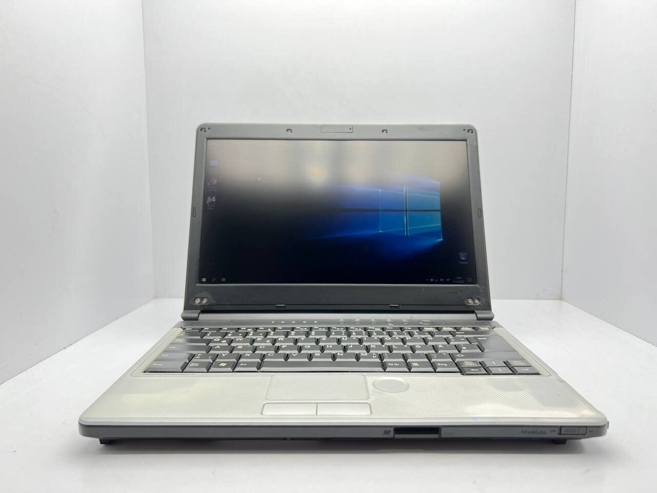 Ноутбук Fujitsu Б-клас LifeBook FGNB225 / 13.3" (1366x768) TN / Intel Core i7-2620M (2 (4) ядра по 2.7 - 3.4 GHz) / 4 GB DDR3 / 500 GB HDD / Intel HD Graphics 3000 / WebCam - Зображення 2
