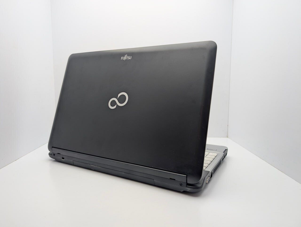 Ноутбук Fujitsu LifeBook A530 / 15.6" (1366x768) TN / Intel Core i3-350M (2 (4) ядра по 2.26 GHz) / 6 GB DDR3 / 1000 GB HDD / Intel HD Graphics / WebCam - Зображення 8