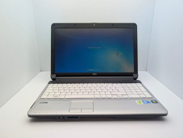 Ноутбук Fujitsu LifeBook A530 / 15.6" (1366x768) TN / Intel Core i3-350M (2 (4) ядра по 2.26 GHz) / 6 GB DDR3 / 1000 GB HDD / Intel HD Graphics / WebCam - Зображення 7