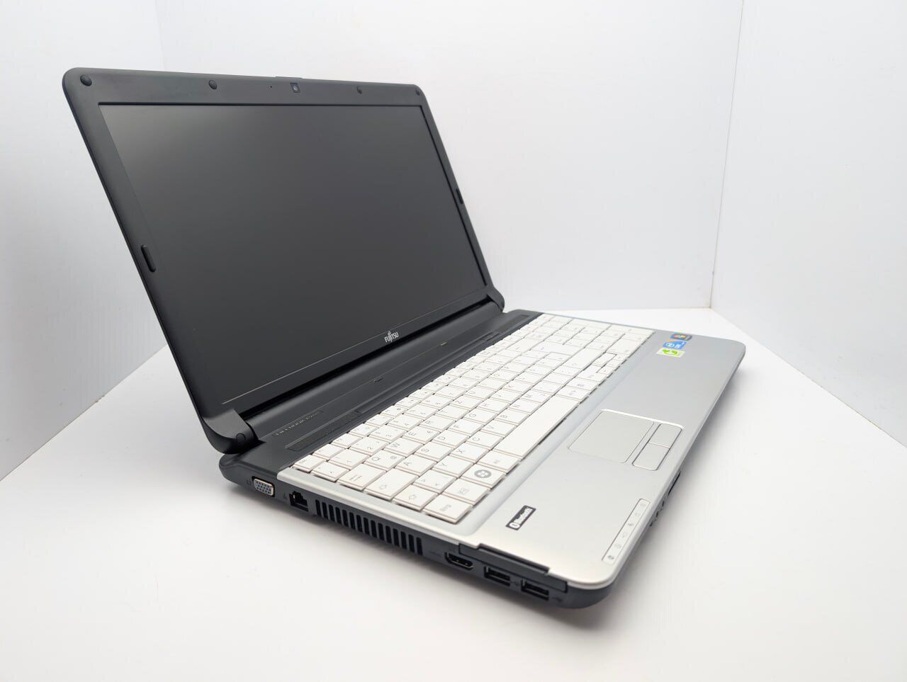 Ноутбук Fujitsu LifeBook A530 / 15.6" (1366x768) TN / Intel Core i3-350M (2 (4) ядра по 2.26 GHz) / 6 GB DDR3 / 1000 GB HDD / Intel HD Graphics / WebCam - Зображення 3